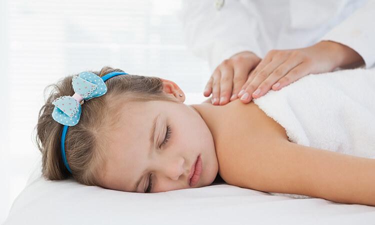 Детский массаж хорошо расслабляет центральную нервную систему, снижает уровень тревожности