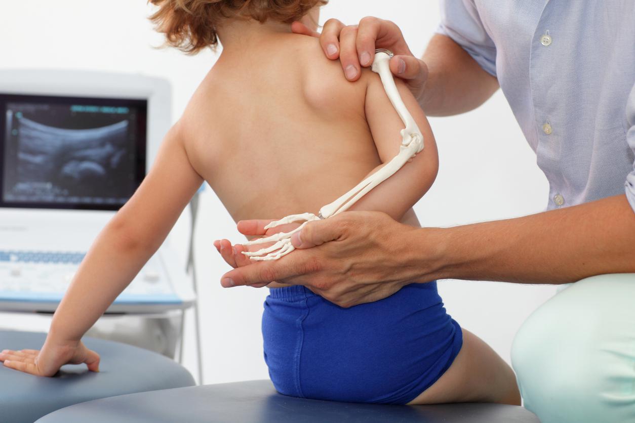 Необходимо с рождения наблюдать за развитием костной системы ребенка 