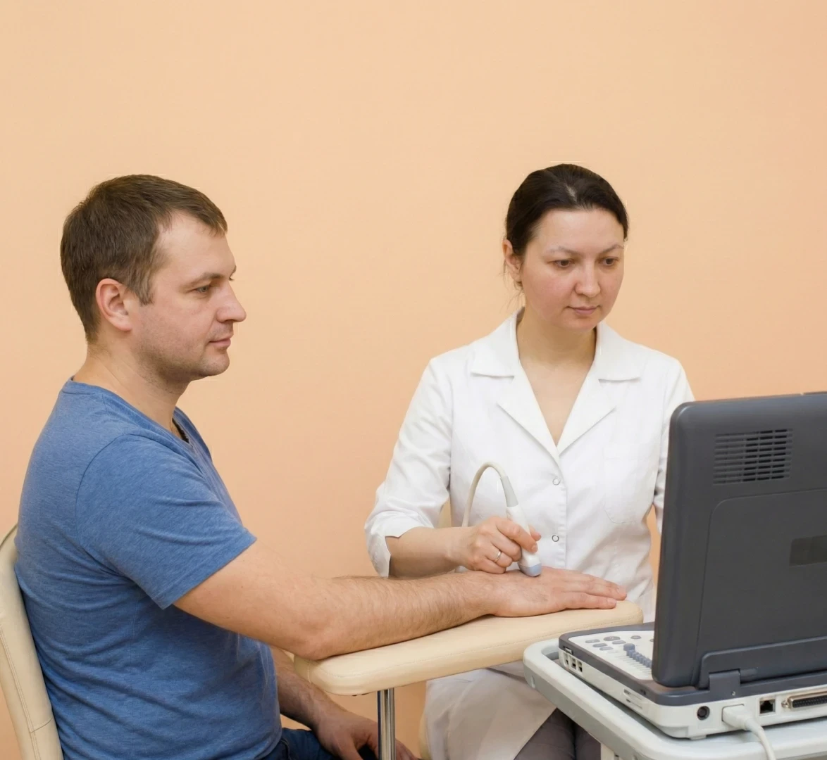 Врач проводит УЗИ