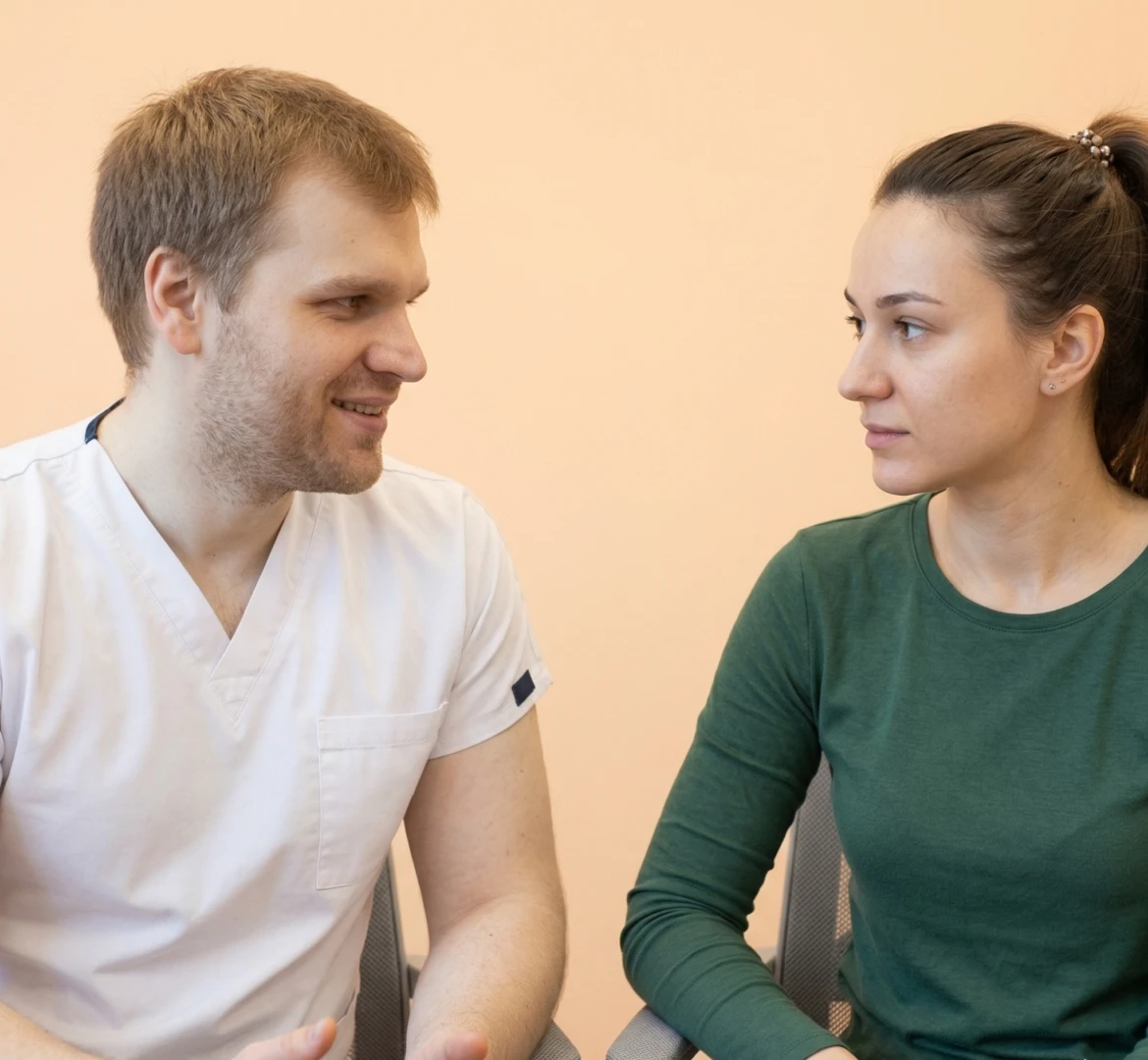 Врач разговаривает с пациентом