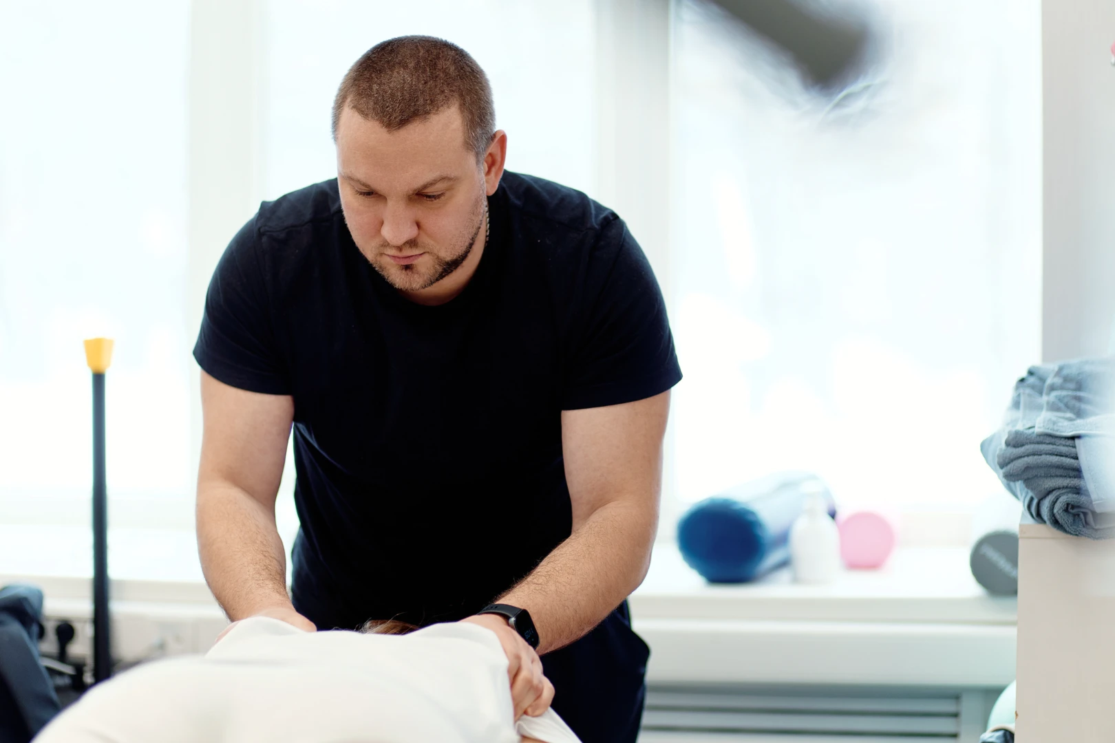 Инструктор ЛФК проводит упражнение с пациентом