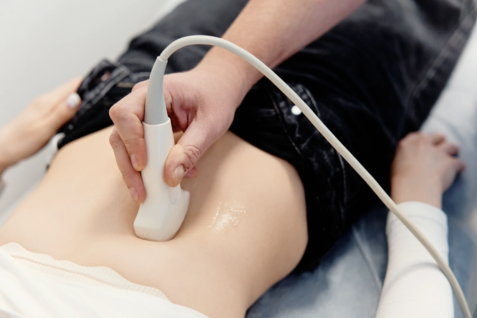 Врач проводит УЗИ