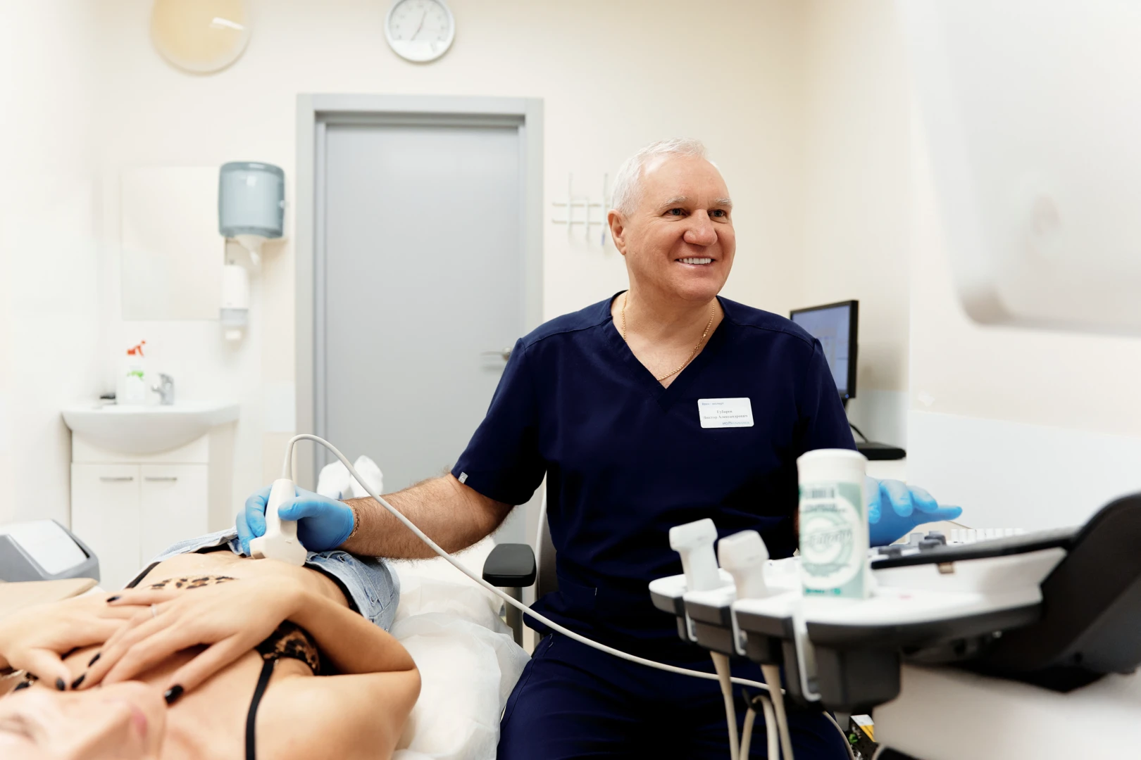 Врач объясняет пациентке результаты исследования