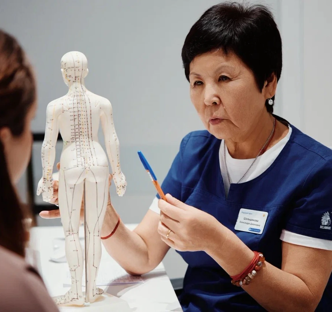 Врач проводит иглоукалывание при невралгии троичного нерва