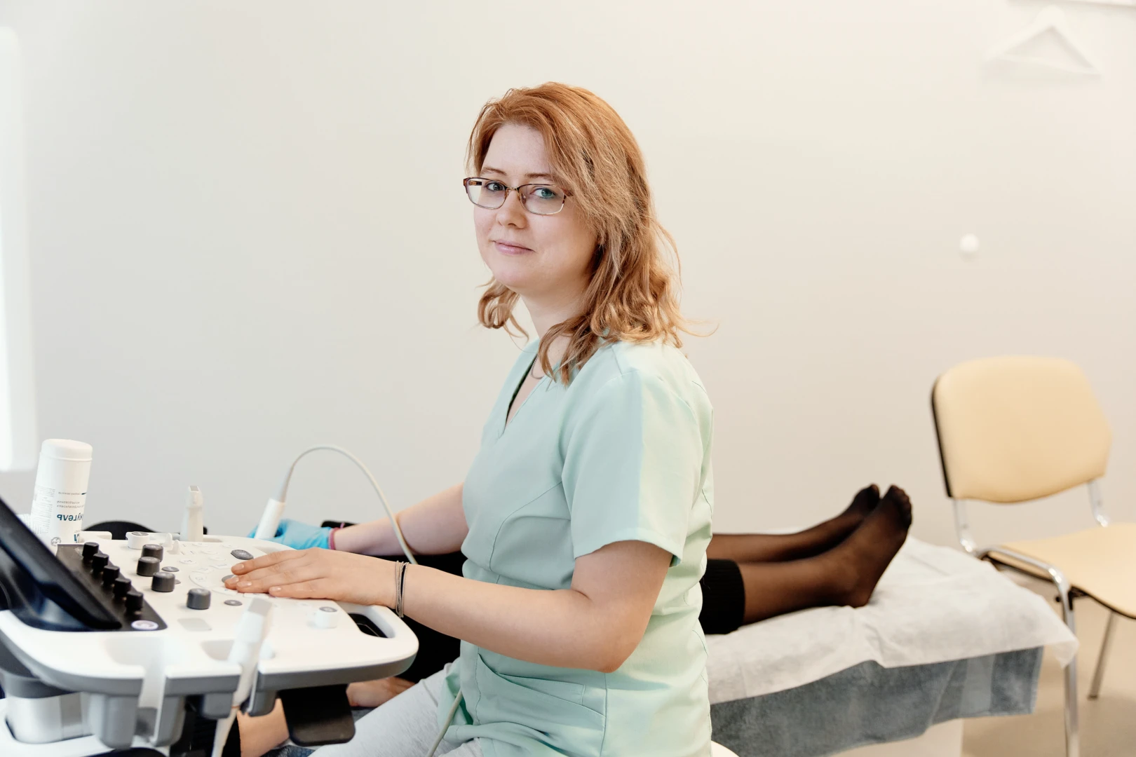 Врач общается с пациенткой