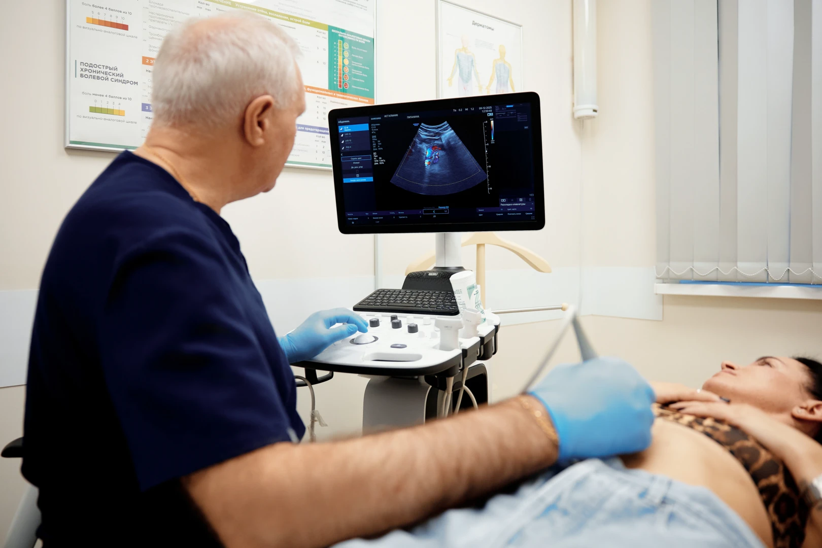 Врач проводит УЗИ на 1-ом триместре