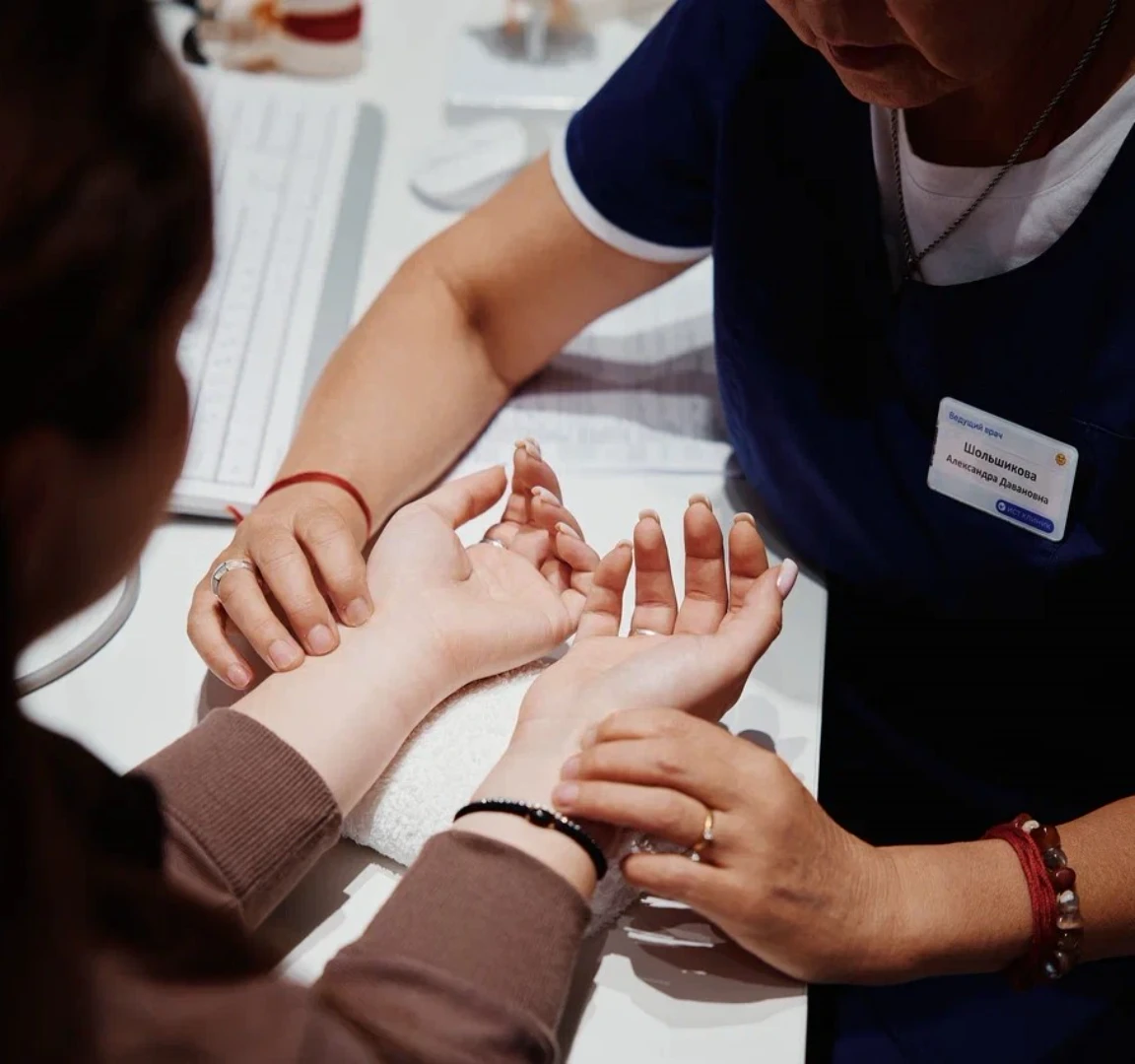 Врач проводит консультацию перед проведением акупрессуры в Ист Клинике