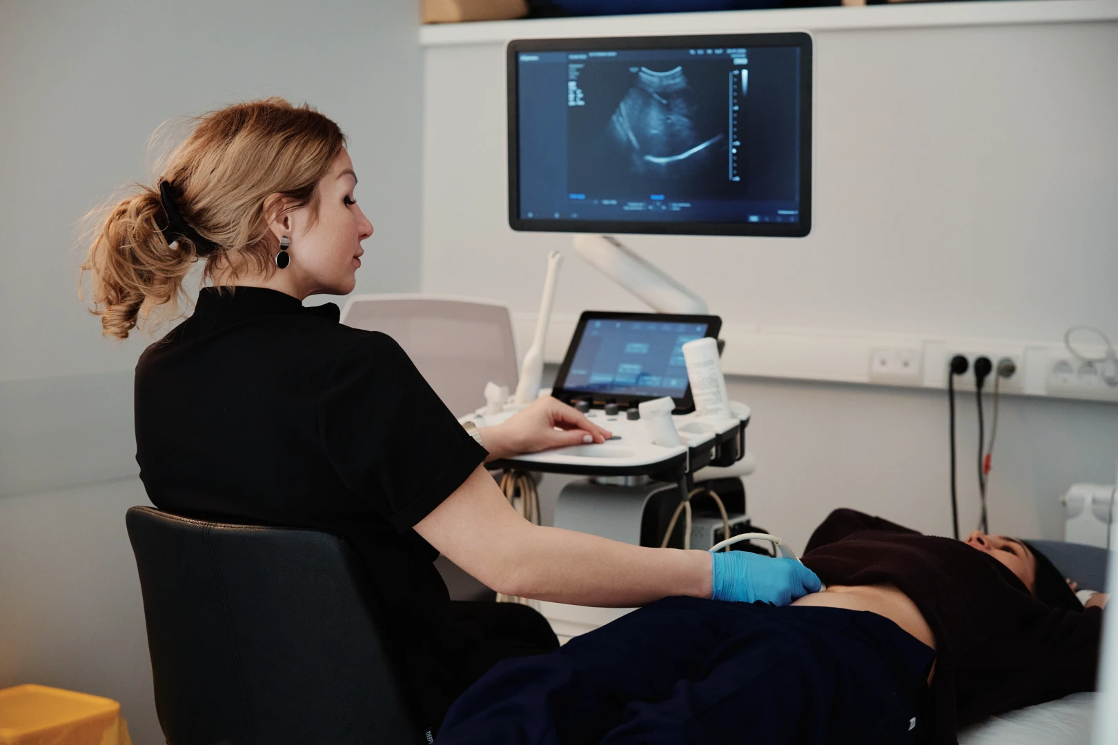 Врач проводит фолликулометрию