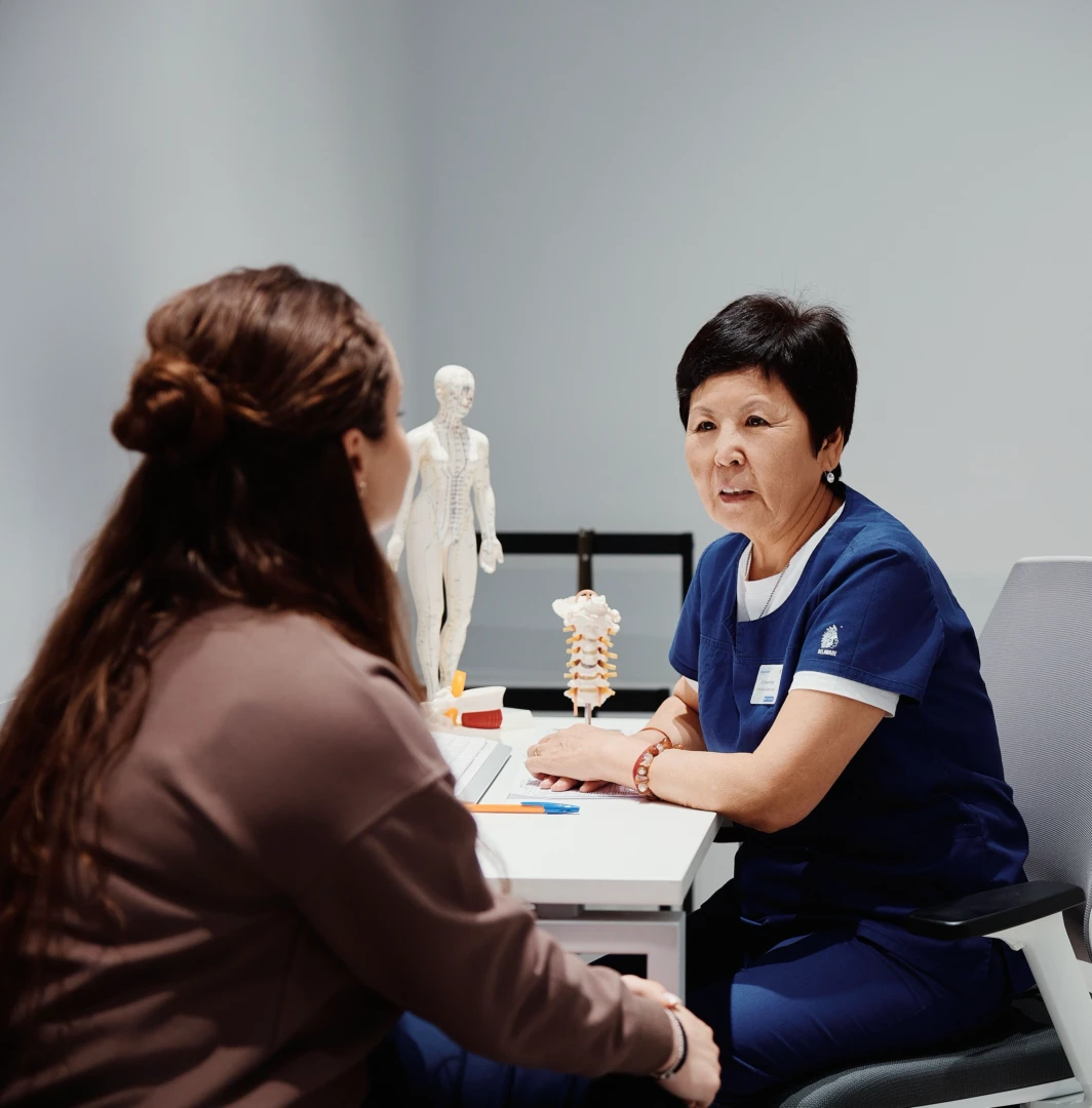 Врач проводит корпоральную иглорефлексотерапию