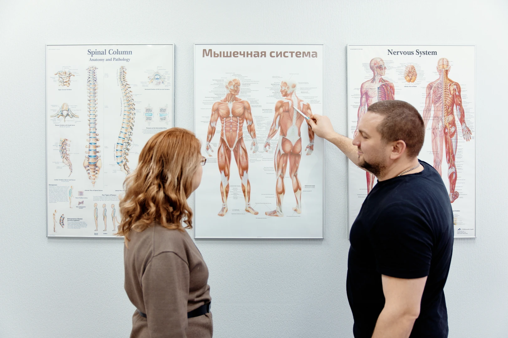 Врач ЛФК проводит консультацию с пациентом