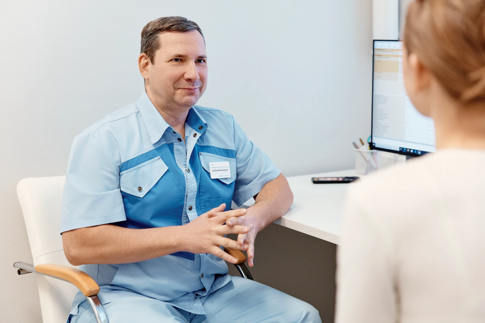 Врач проводит УЗИ фолликулогенеза