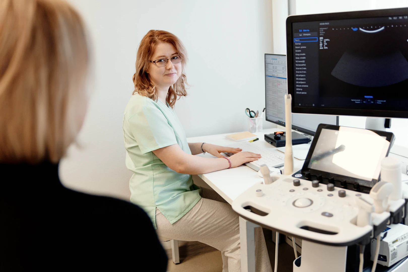 Врач общается с пациенткой