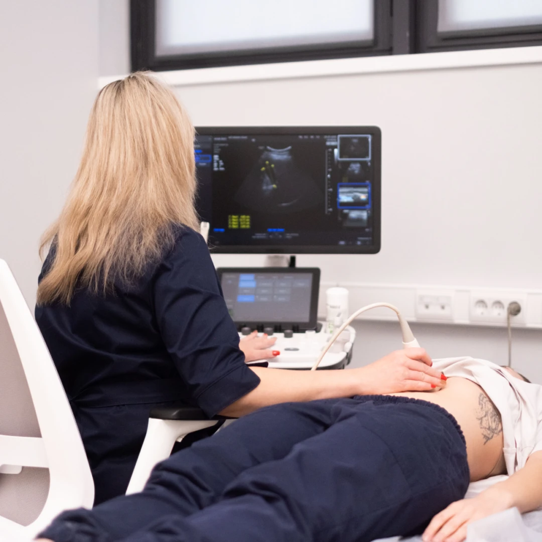 Врач проводит консультацию по УЗИ для определения беременности на ранних сроках беременности