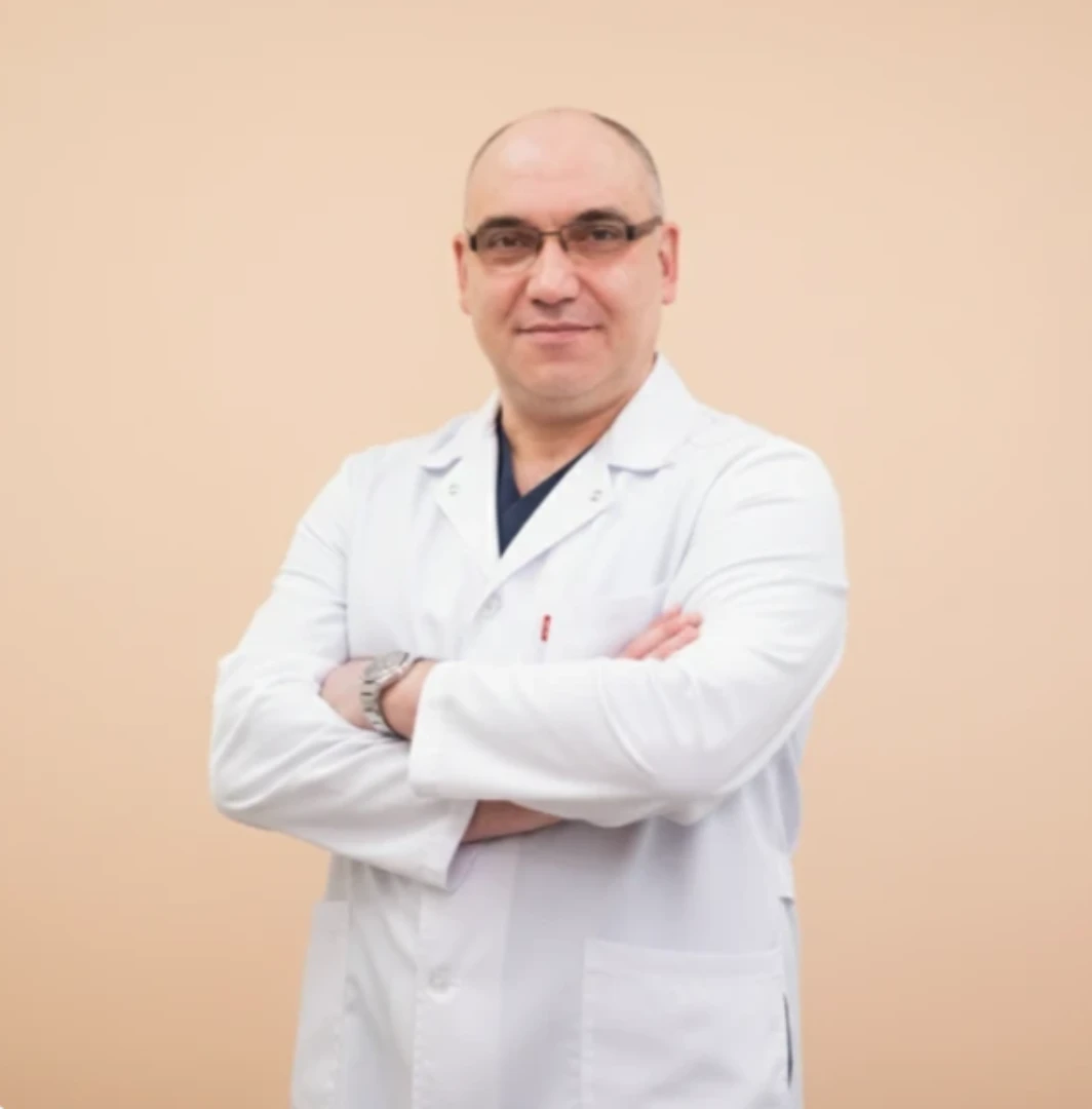 Иглорефлексотерапевт проводит консультацию пациента перед процедурой