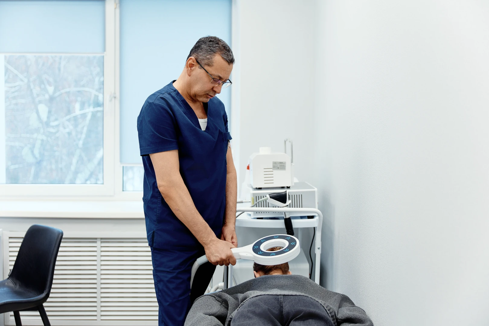 Уролог проводит осмотр пациента в Ист Клинике