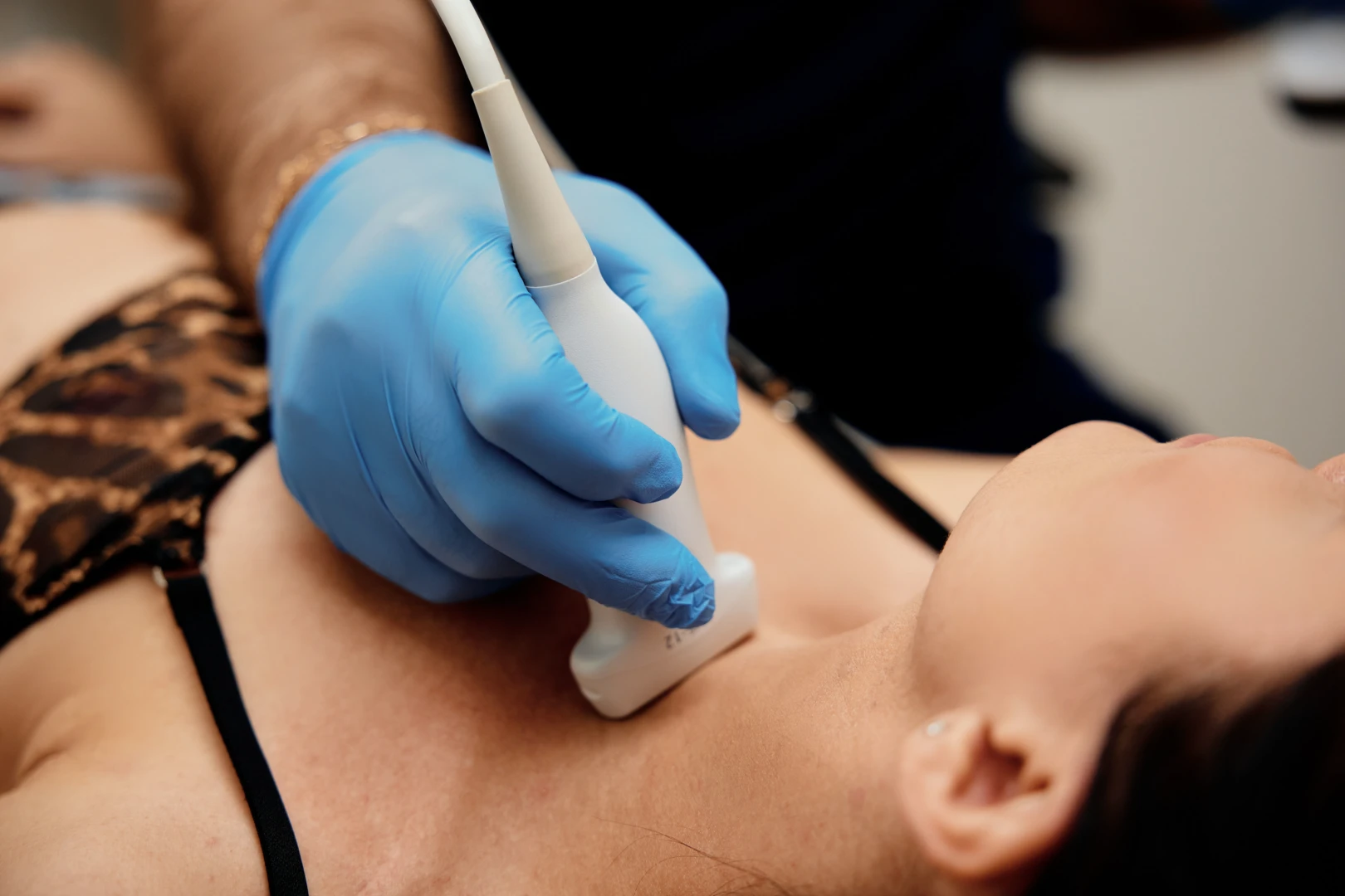 Врач проводит УЗИ