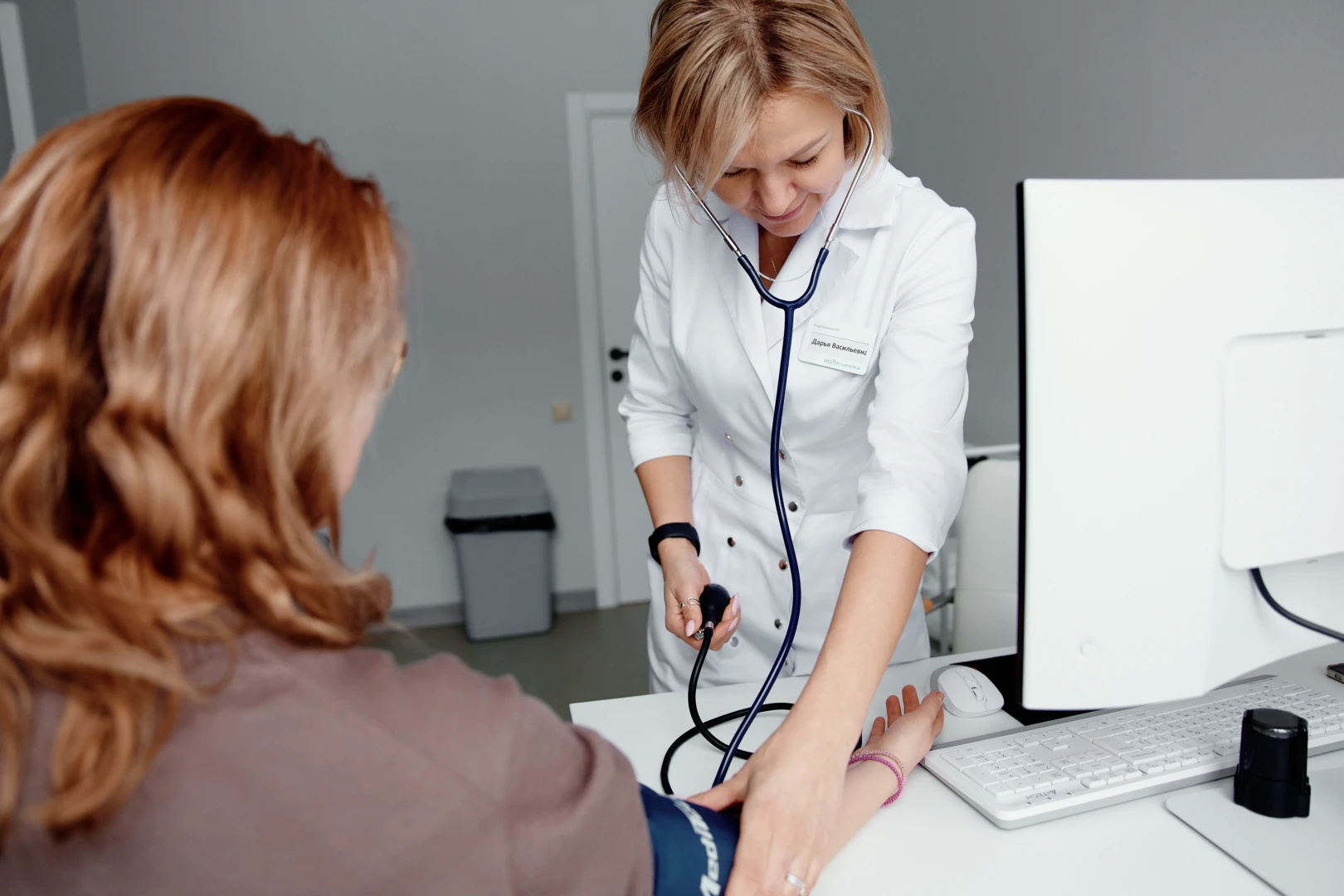 Врач проводит диагностику