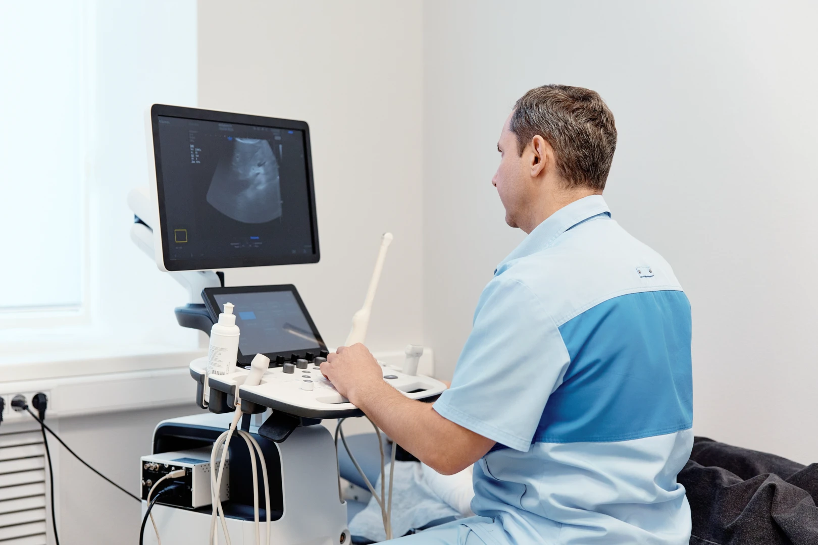Врач проводит УЗИ