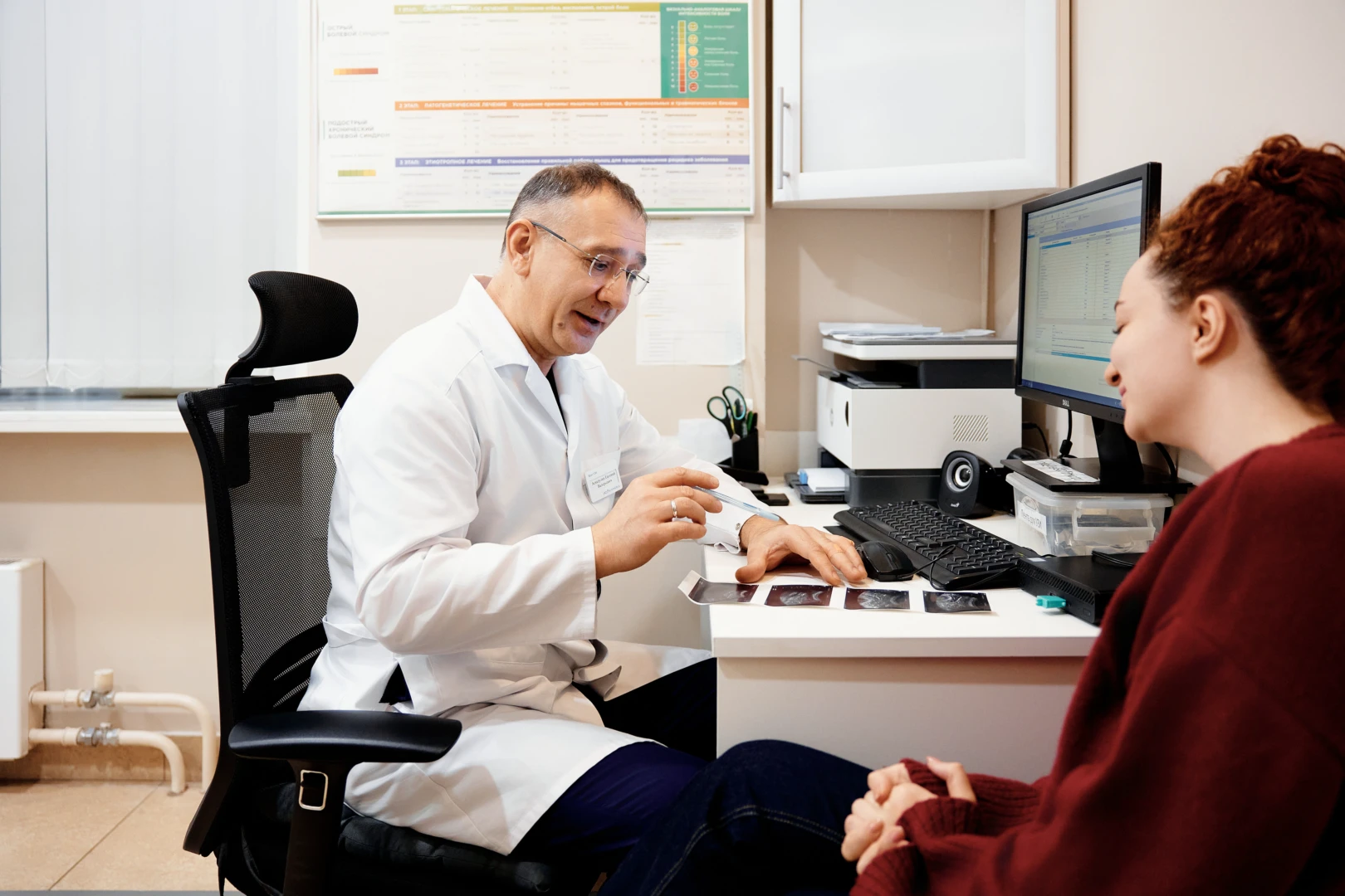 Врач проводит УЗИ щитовидной железы