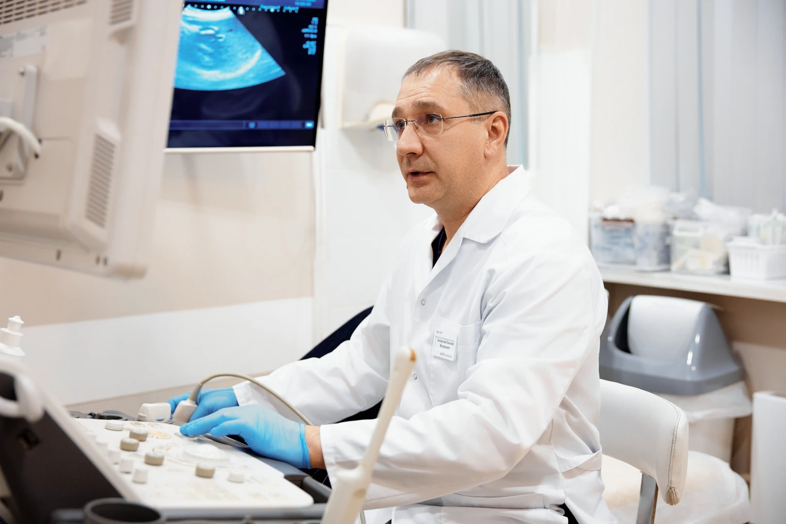 Врач разговаривает с пациентом перед УЗИ