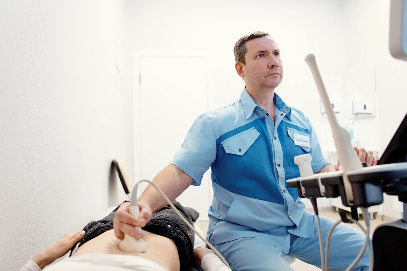 Врач проводит УЗИ