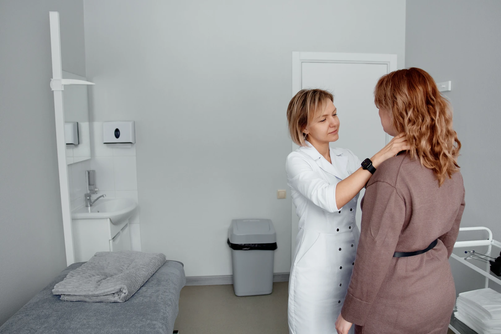 Эндокринолог проводит осмотр пациента и составляет анамнез