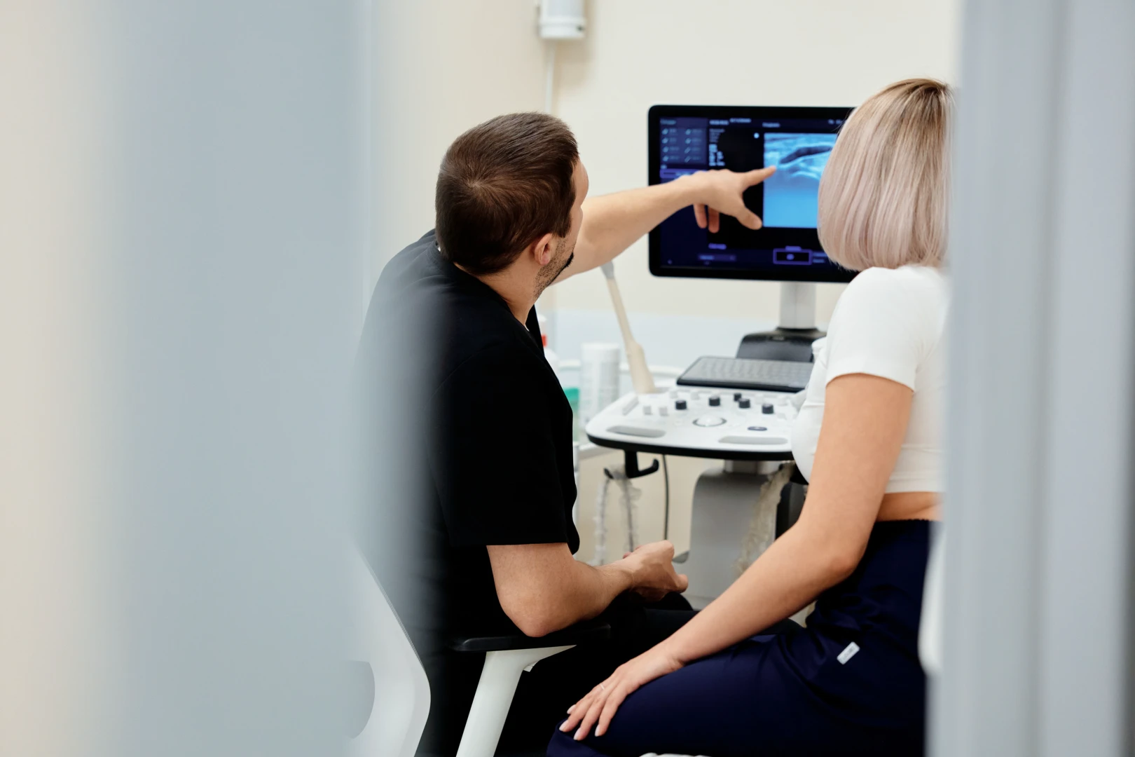 Врач разговаривает с пациентом перед УЗИ