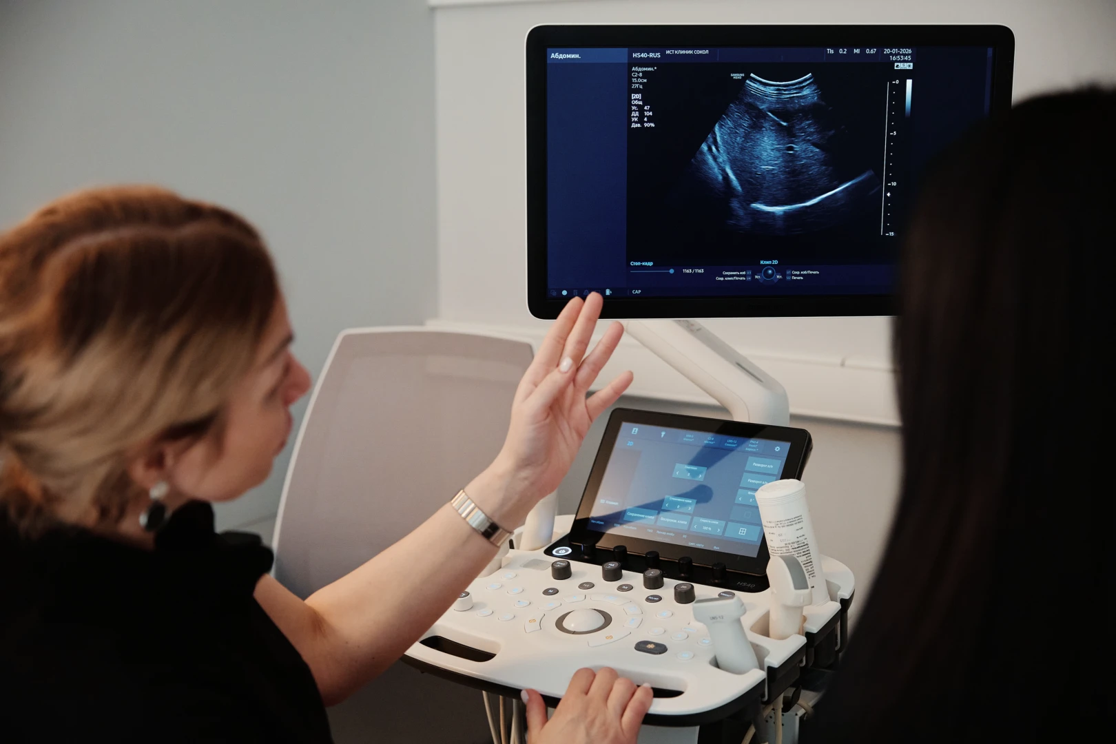 Врач разговаривает с пациентом перед проведением УЗИ