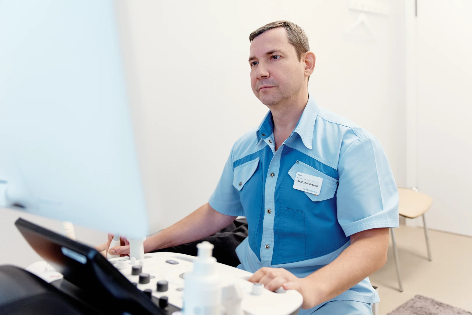 Врач разговаривает с пациентом