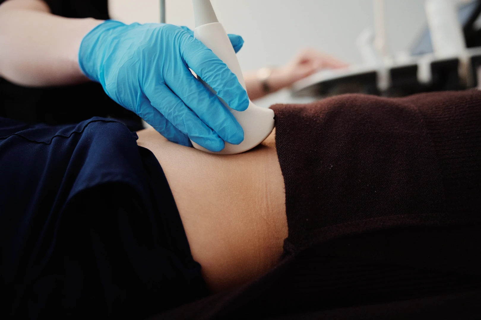 Врач проводит УЗИ паховых лимфоузлов