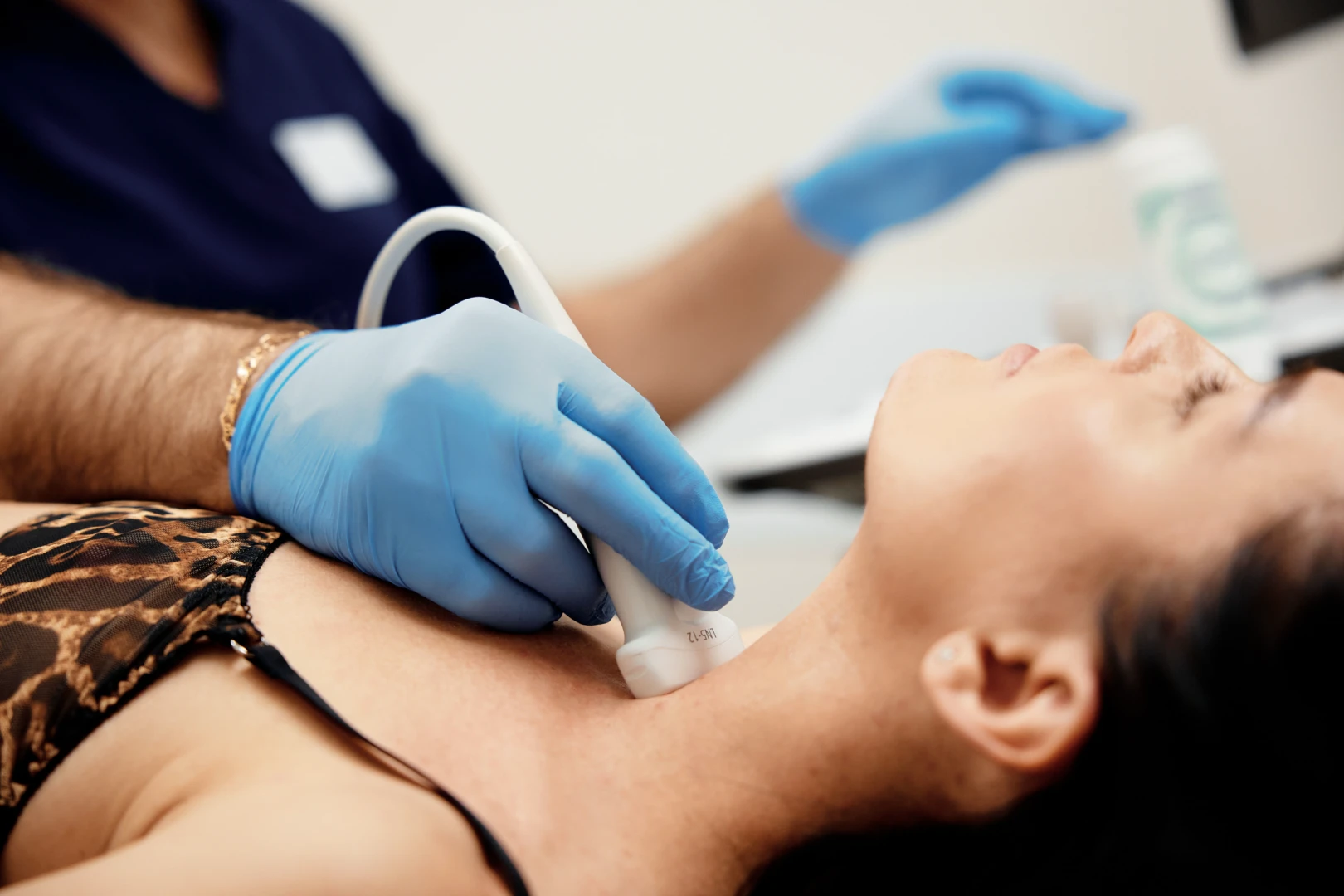 Врач проводит исследование