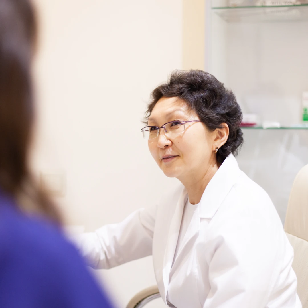 Враз разговаривает с пациентом перед УЗИ сосудов шеи