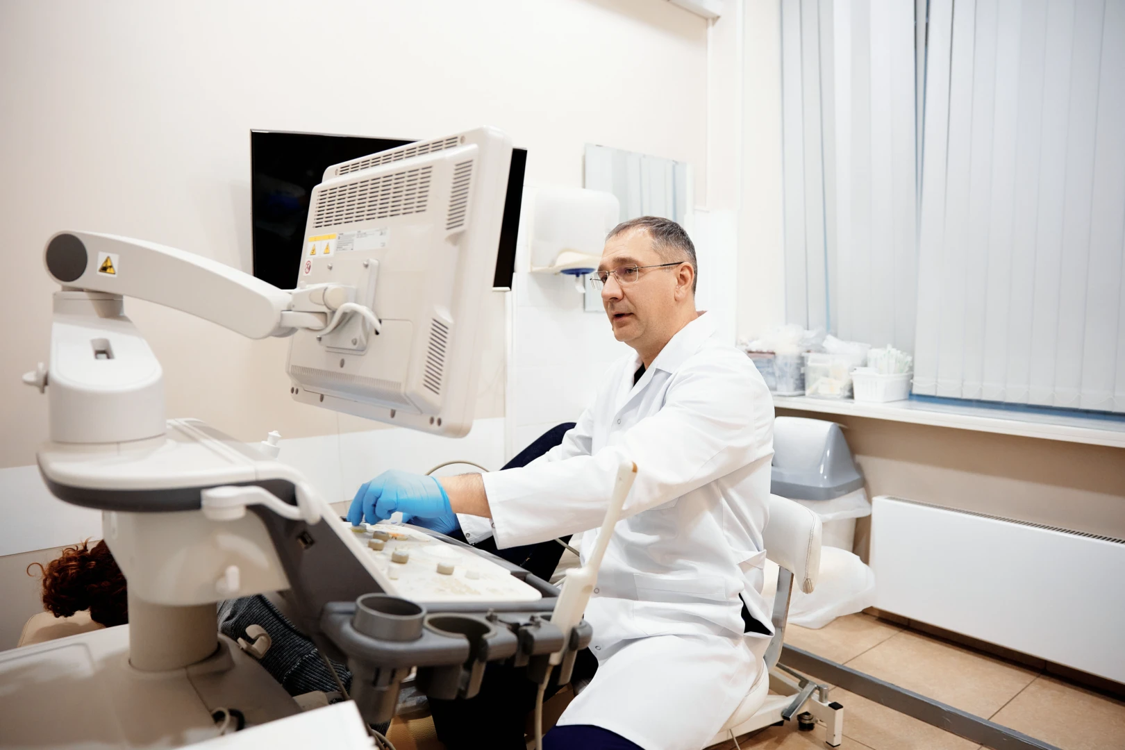 Врач проводит УЗИ