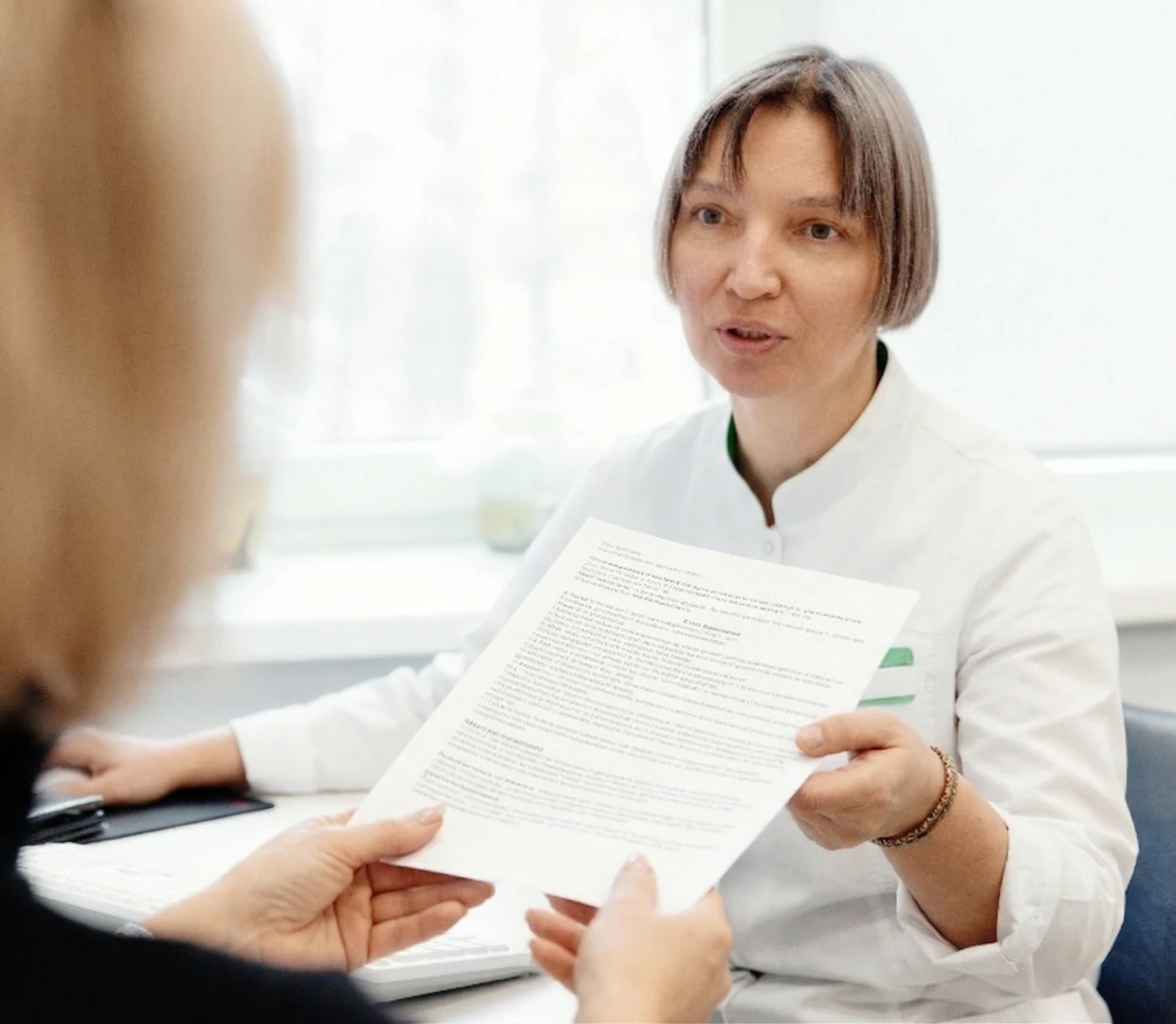 Врач после сеанса оценивает реакцию, даёт советы по поведению и назначает следующий сеанс иглотерапии при необходимости