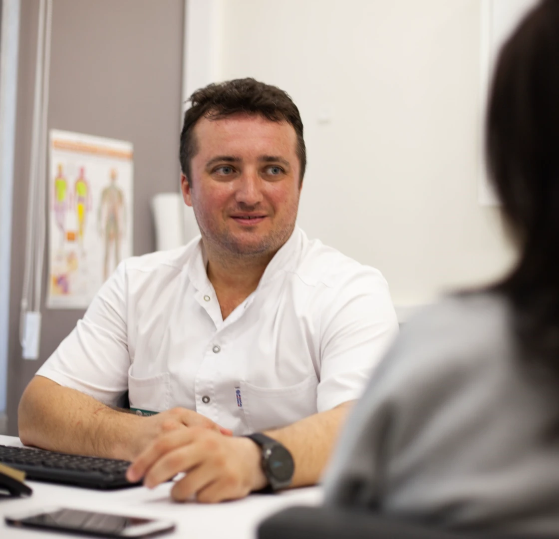 Врач после процедуры фонофореза