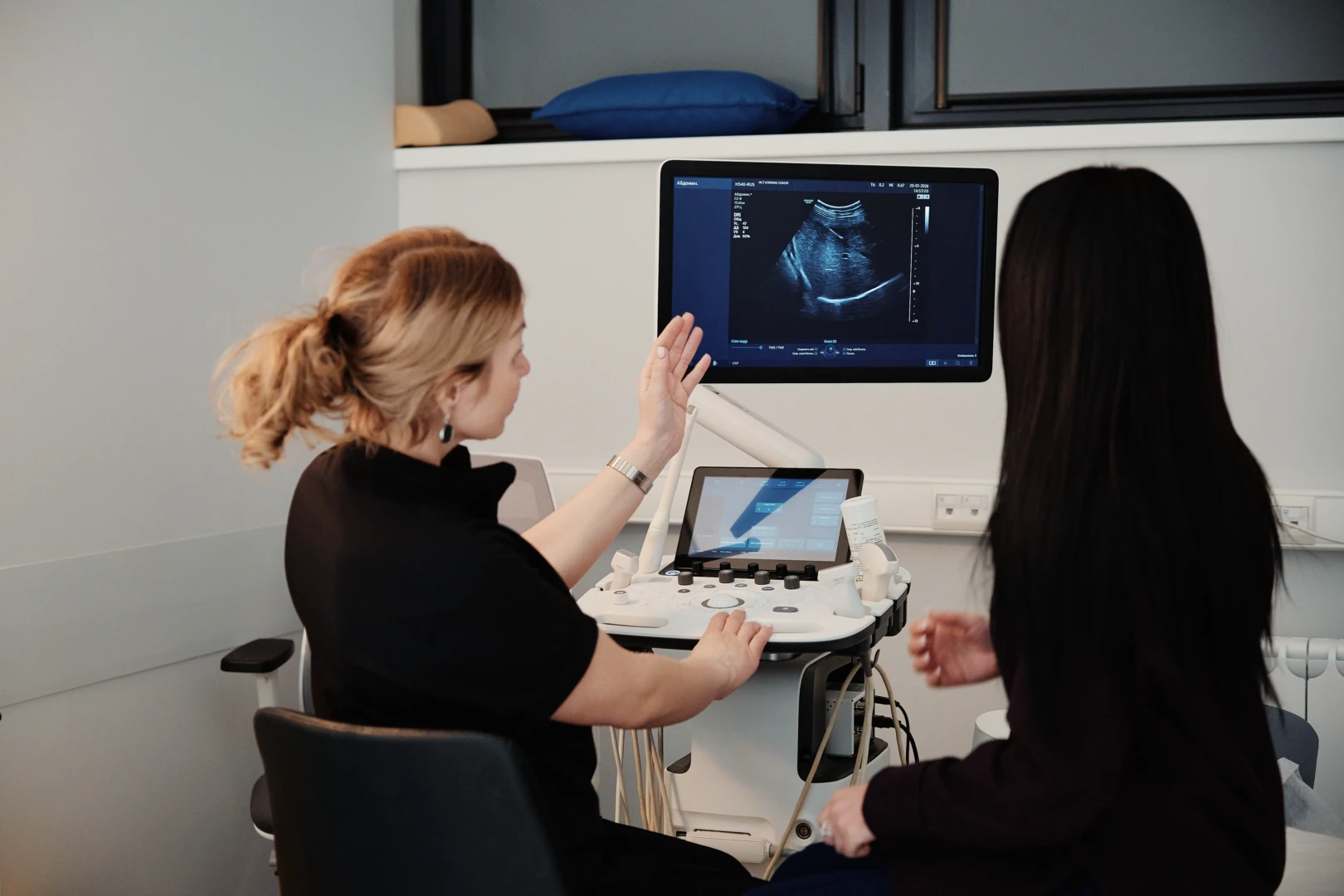 Врач проводит УЗИ