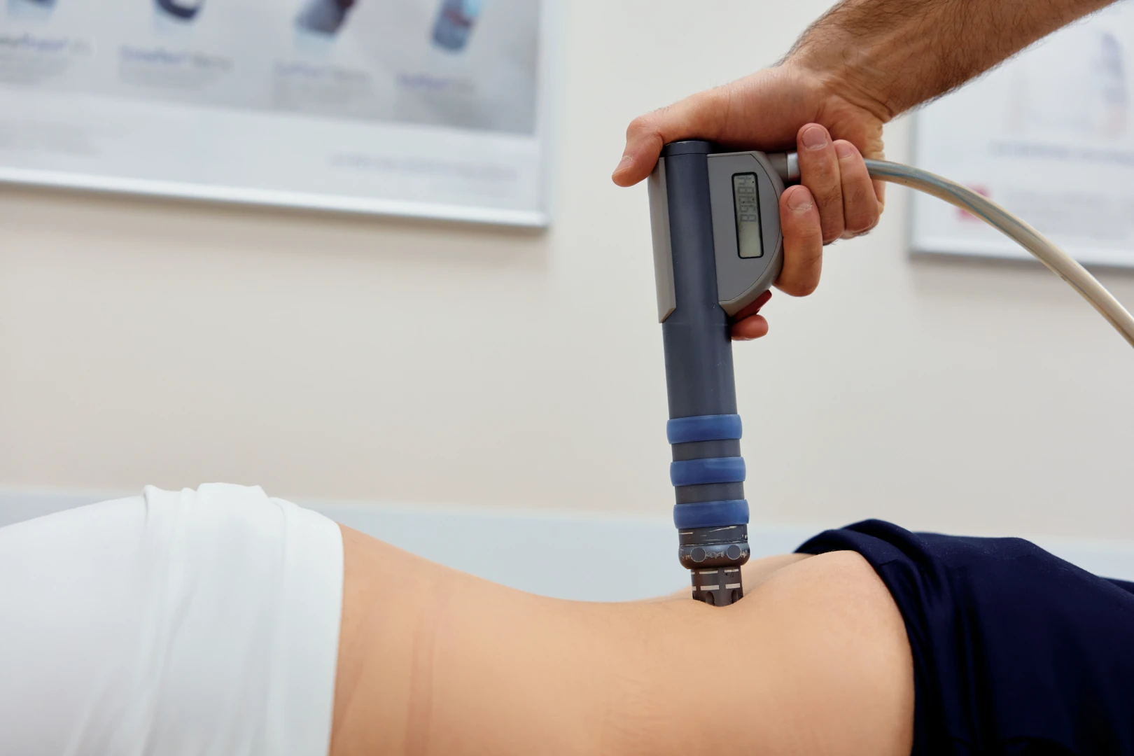 Врач проводит фокусированную УВТ