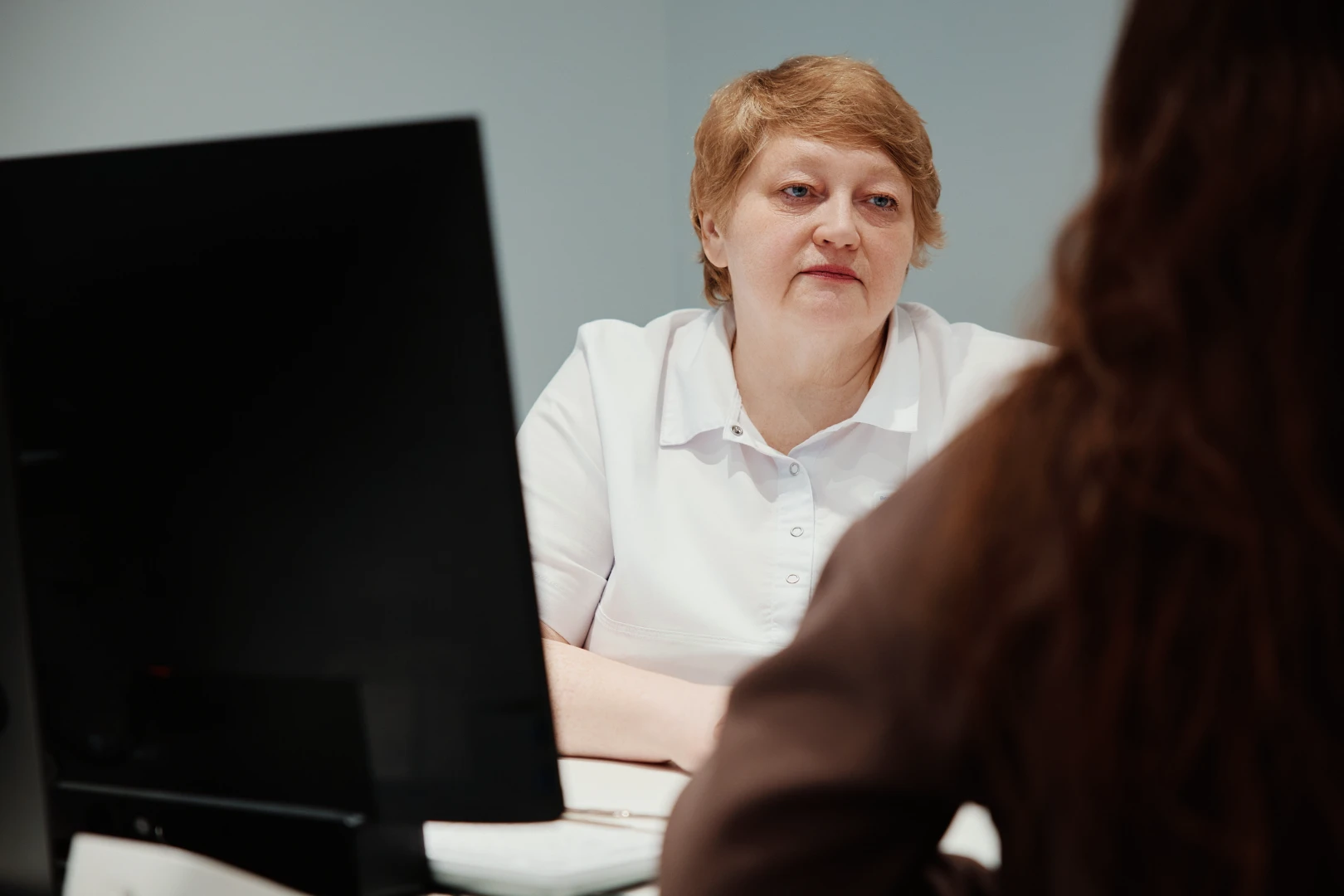 Врач разговаривает с пациентом