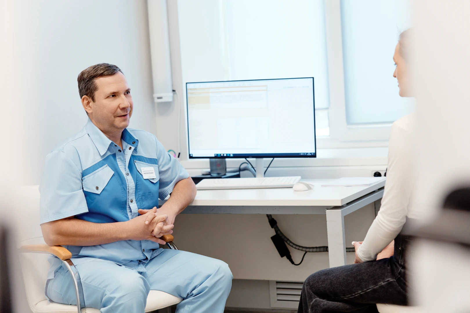 Врач разговаривает с пациентом перед УЗИ