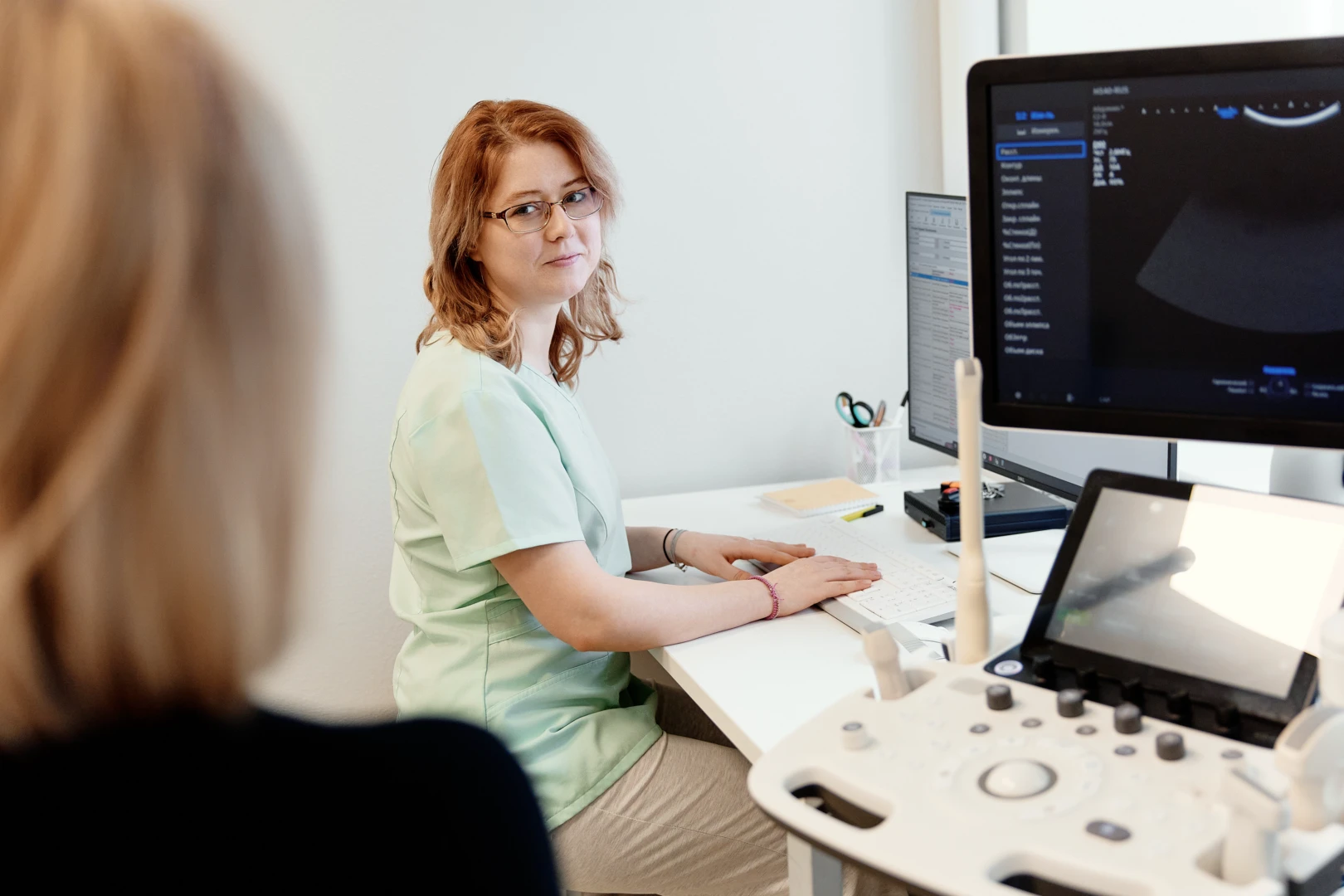 Врач разговаривает с пациентом перед проведением УЗИ