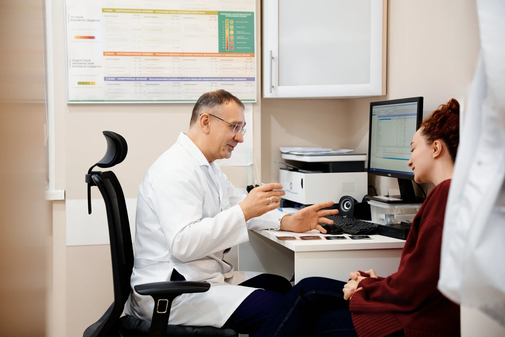 Врач проводит УЗИ