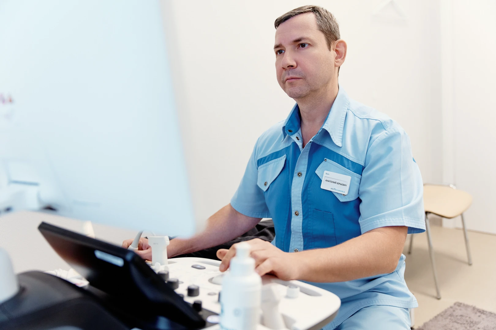 Врач проводит УЗИ