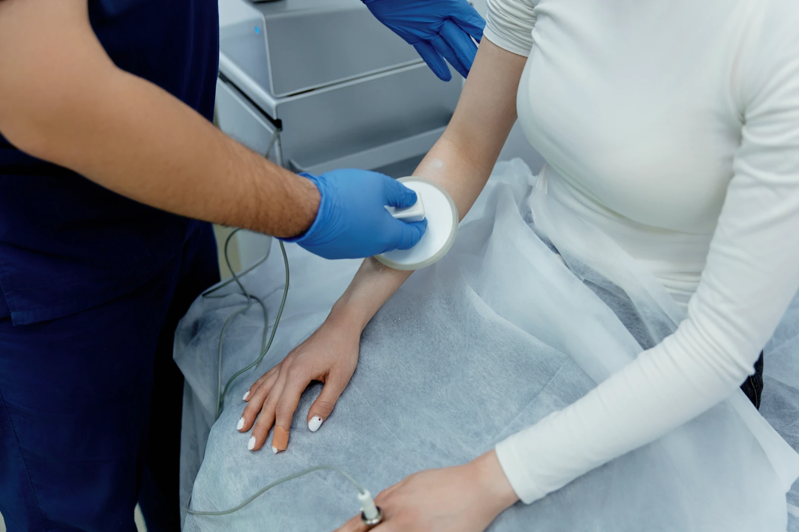 Врач перед фонофорезом