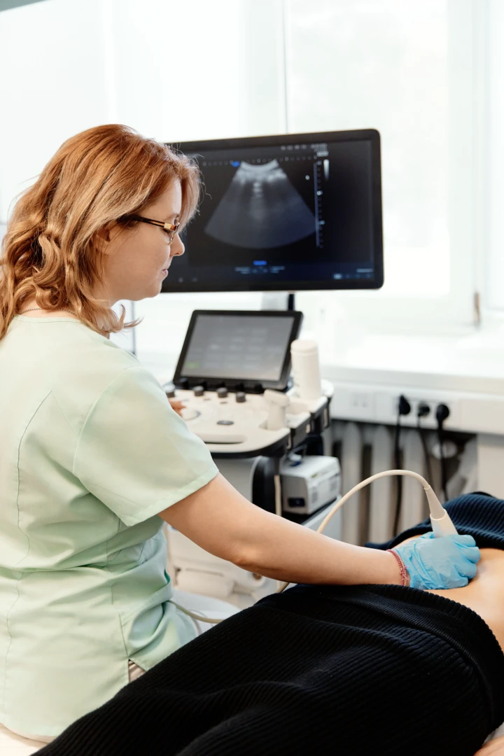 Врач проводит УЗИ