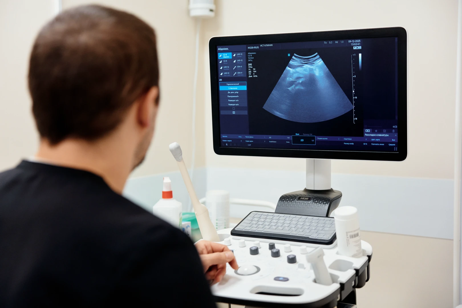 Врач разговаривает с пациентом перед УЗИ