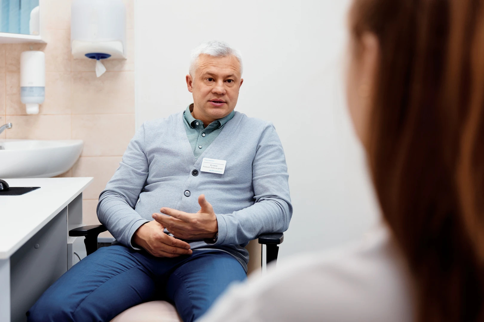 Врач разговаривает с пациентом