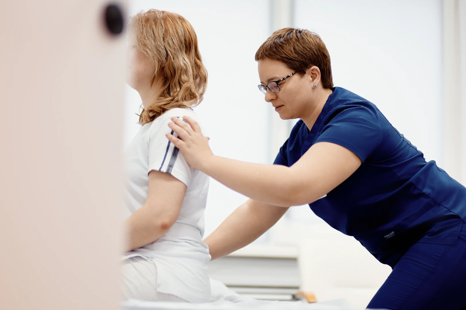 Врач проводит диагностику