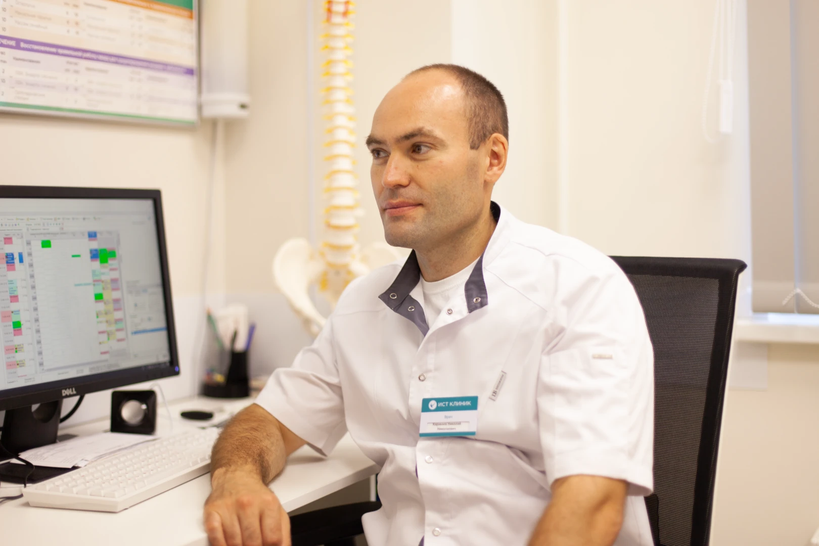 Врач дает рекомендации пациентке повсле УВТ позвоночника