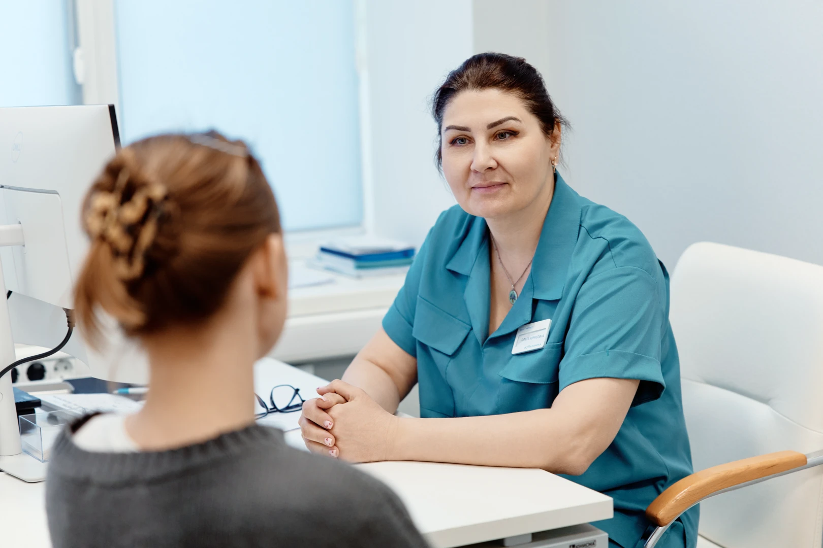 Врач разговаривает с пациентом