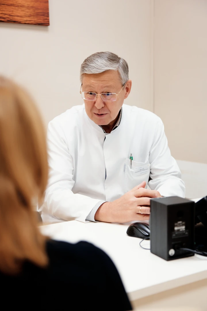 Врач разговаривает с пациентом